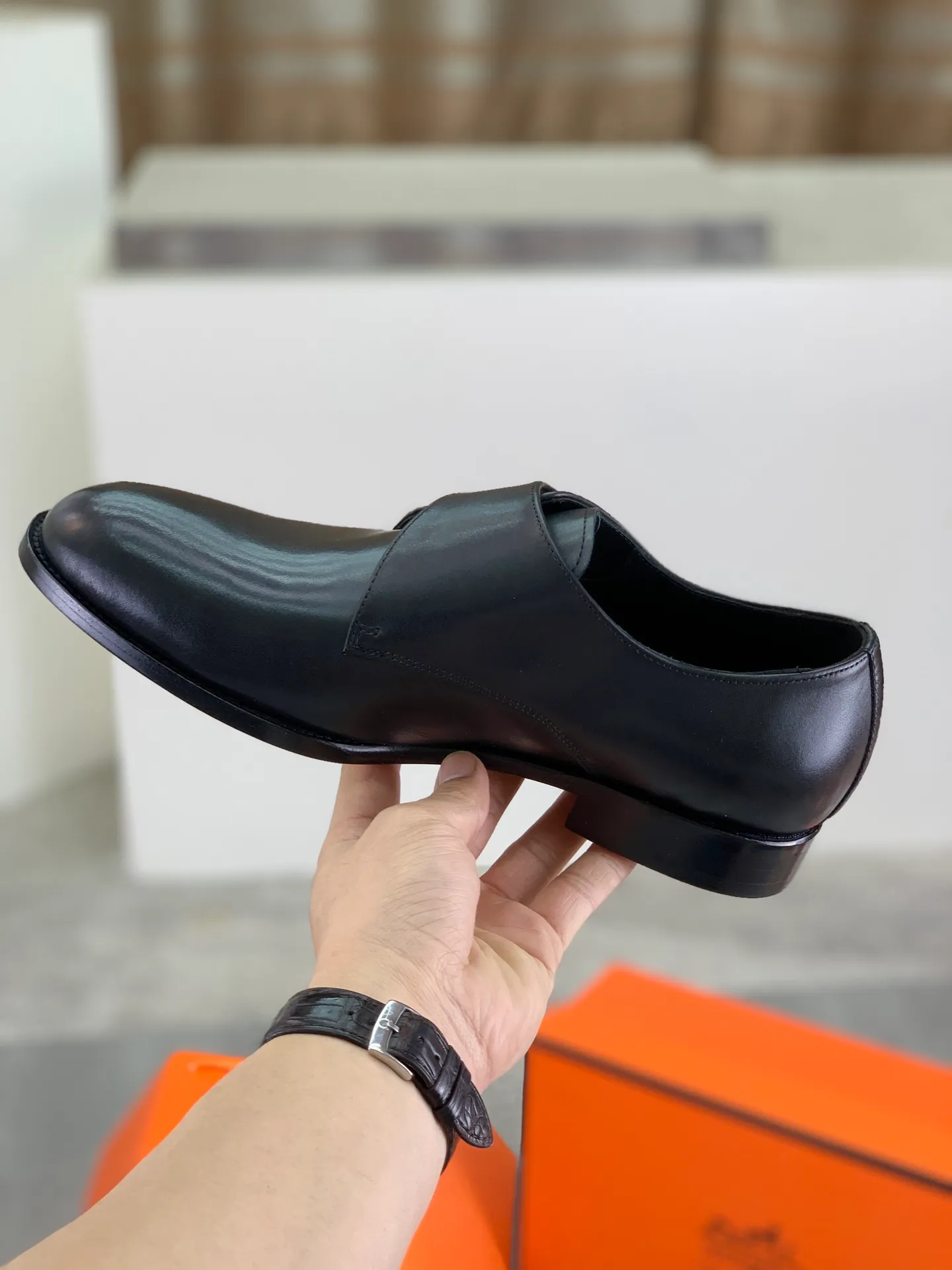 Factory price P940 💰💎💎💎 Original genuine leather outsole Brand: Hermès Grade: Same as the official website Original quality materials: Original soft calfskin Water-dyed cowhide lining Original Italian genuine leather outsole Style categories: Men's fashion Formal casual leather shoes Slip-on men's shoes series Young fashion European and American trends British style Code number: 39-45 (38.46 can be customized)